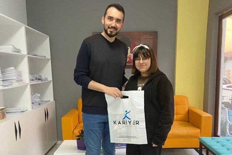 LGS Deneme Sınavında birinci olan öğrencimiz Elif Tamir’i tebrik ediyoruz